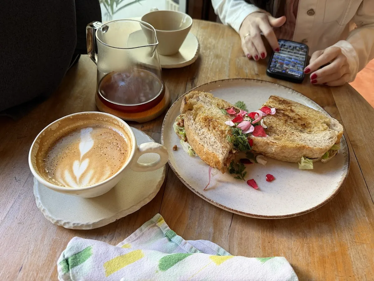 Artista de Café: Trendy Coffee Shop en Antigua Guatemala