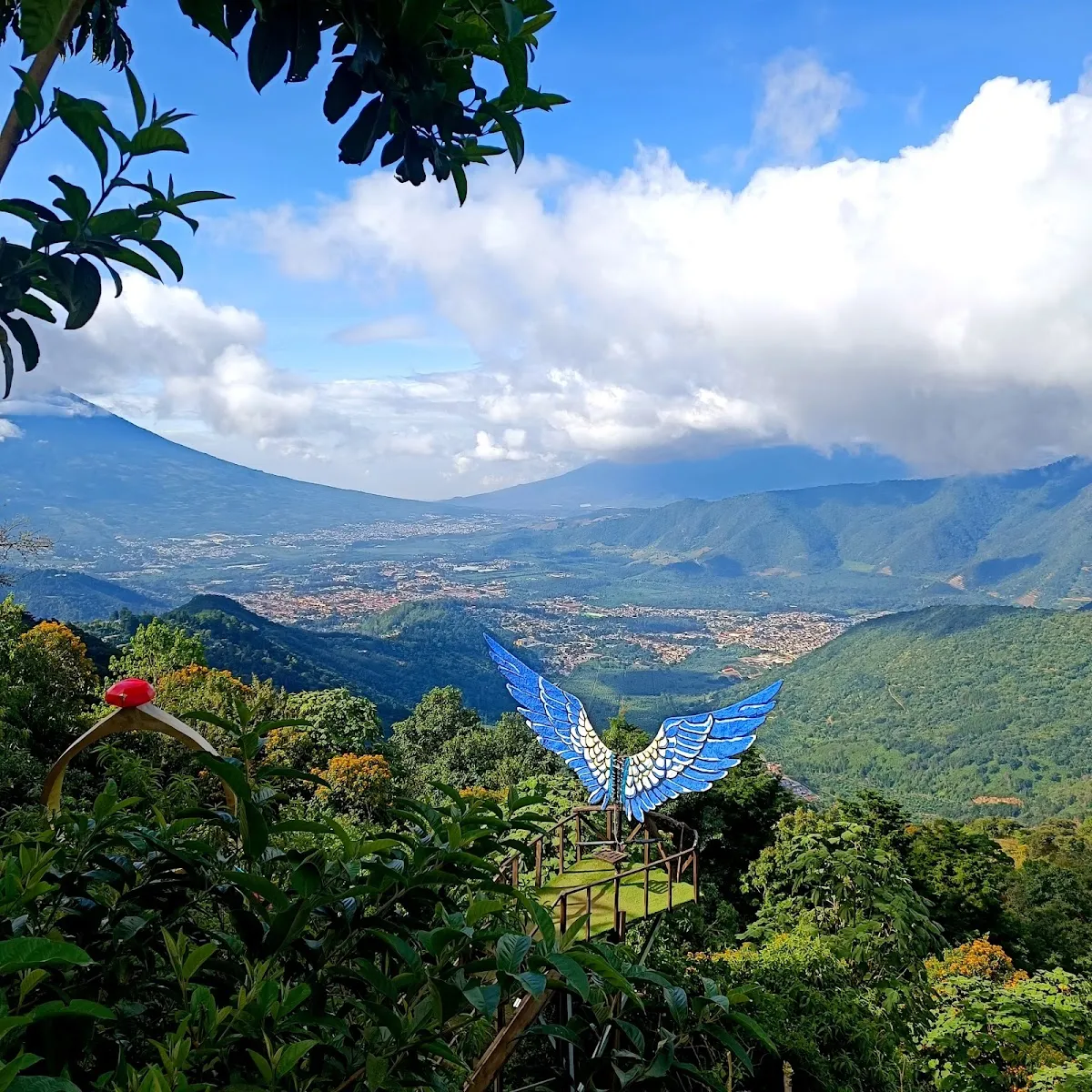 Discover Los Celajes de Antigua: Food & Views Paradise