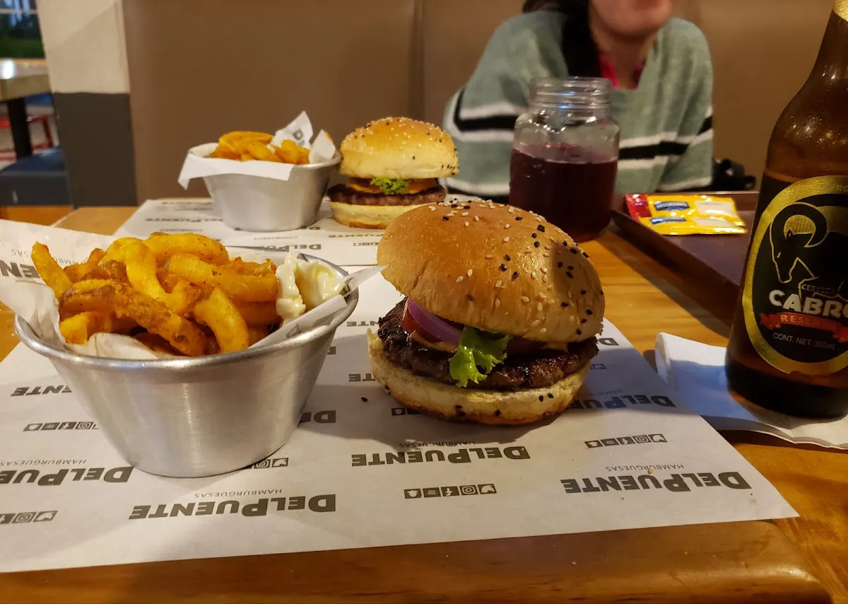 Del Puente Hamburguers: The Best Burgers in Quetzaltenango - Quetzaltenango, Quetzaltenango - Photo 2