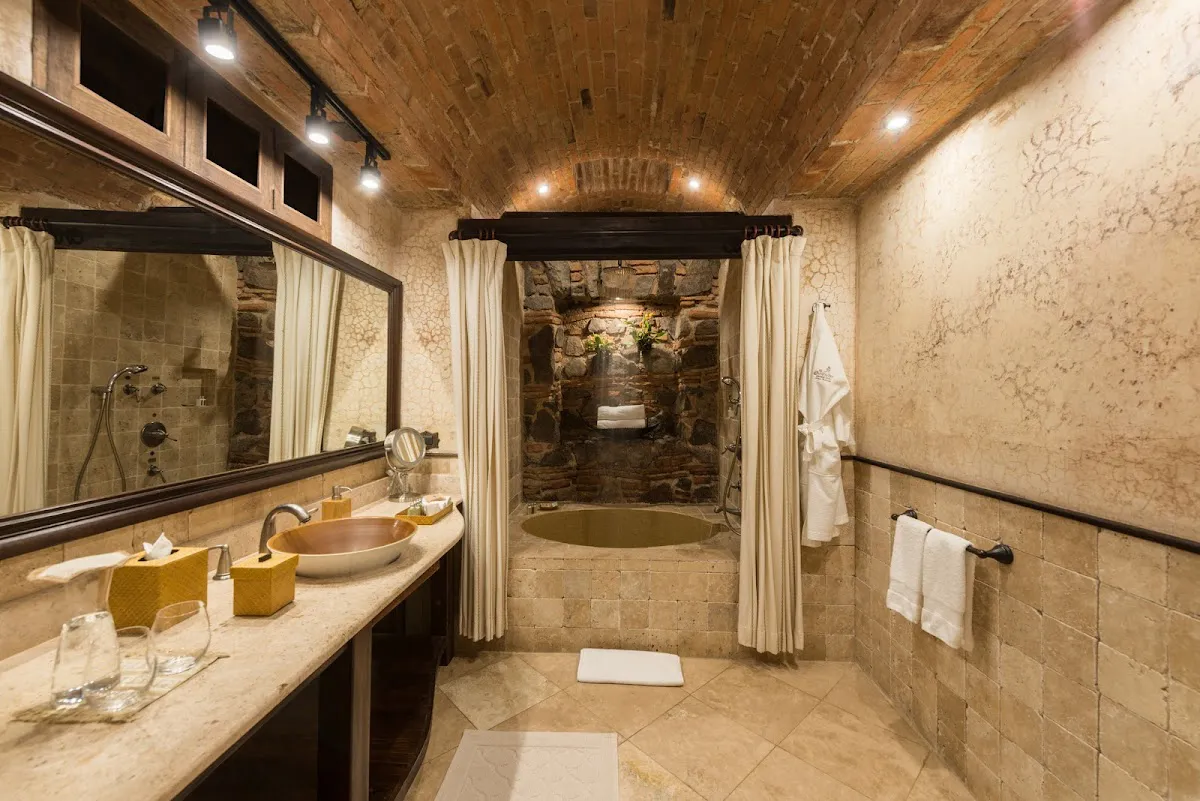 Experience Culinary Excellence at El Convento Boutique Hotel - Guatemala, Sacatepéquez - Photo 4