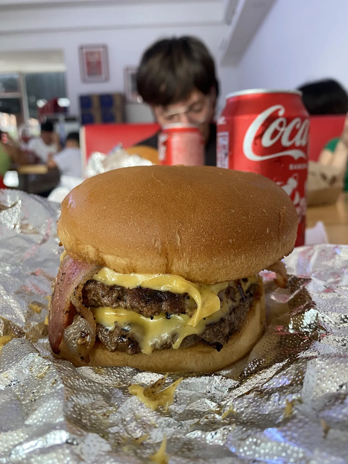 La Trama: New Burger Spot en Prisa, ¡Celebra con Donas!