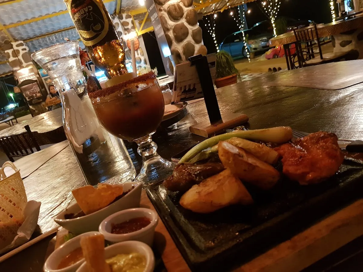 Aventura y Sabor en El Malecón Restaurante en Catarina