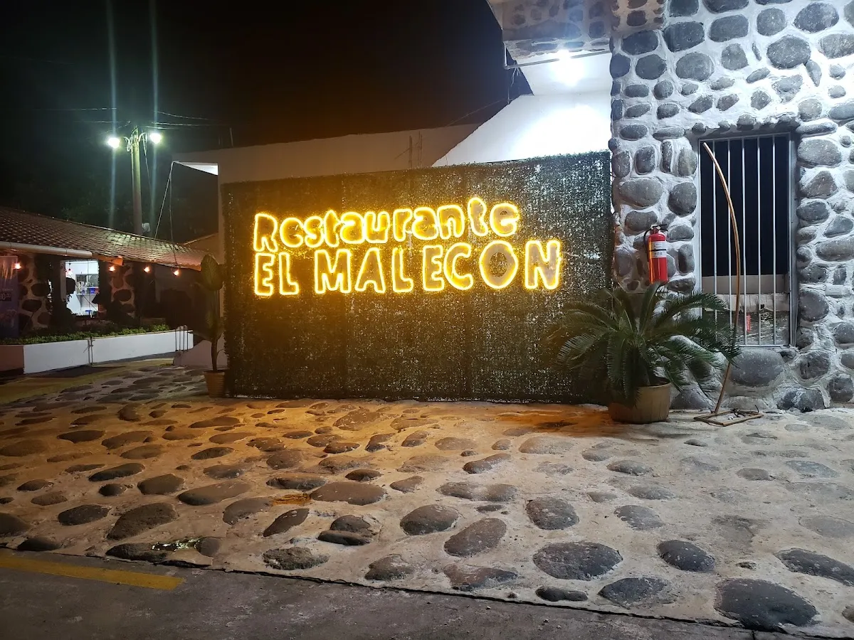 Aventura y Sabor en El Malecón Restaurante en Catarina