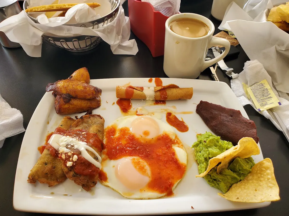 Experience Authentic Flavors at Nais Plaza - Ciudad de Guatemala, Guatemala - Photo 4