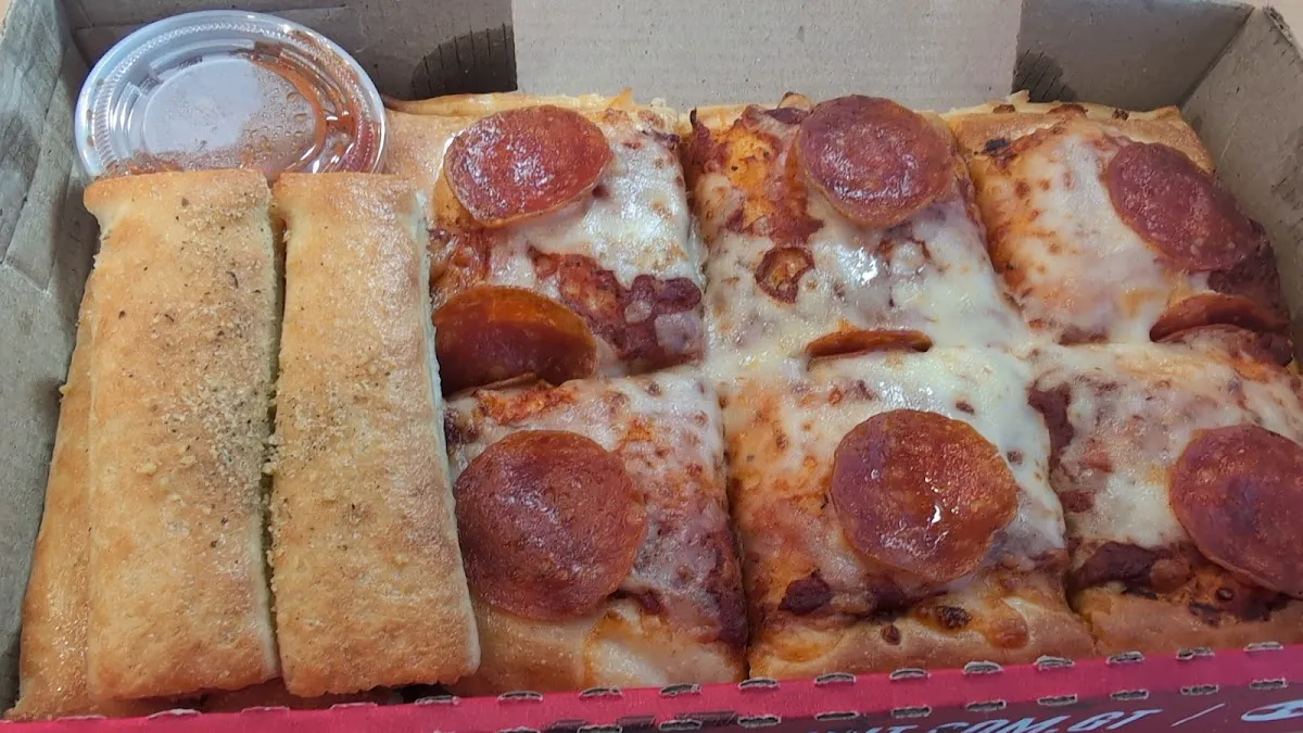 Delicious Bites at PIZZA HUT AEROPUERTO - AEROPUERTO, Guatemala - Photo 2