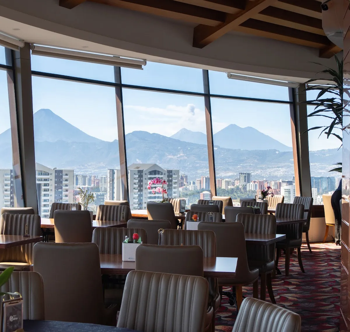 Experience the Magic at Restaurante Giratorio Vista Quince - Ciudad de Guatemala, Guatemala - Photo 4