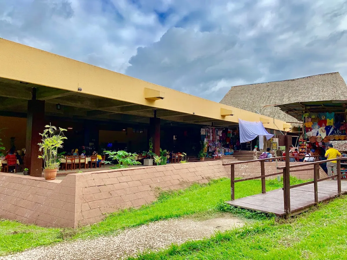 Delicioso Restaurante Tikal: Gourmet Menu en la Naturaleza