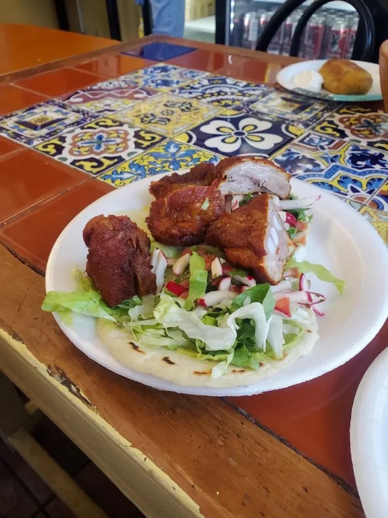 Restaurante Antojitos El Quetzal Taco Loco en Cranston