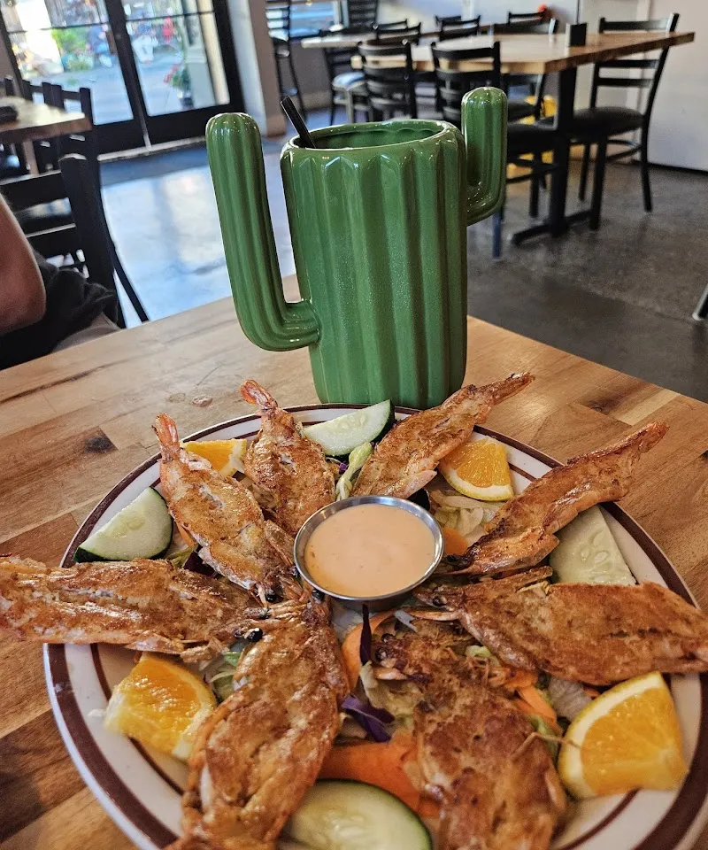 Interior de Alejandro's Mariscos & Bar