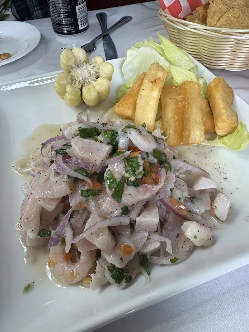 Interior de Antojitos Latinos