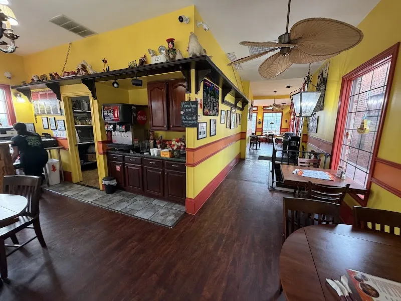 Interior de Chicken Latino