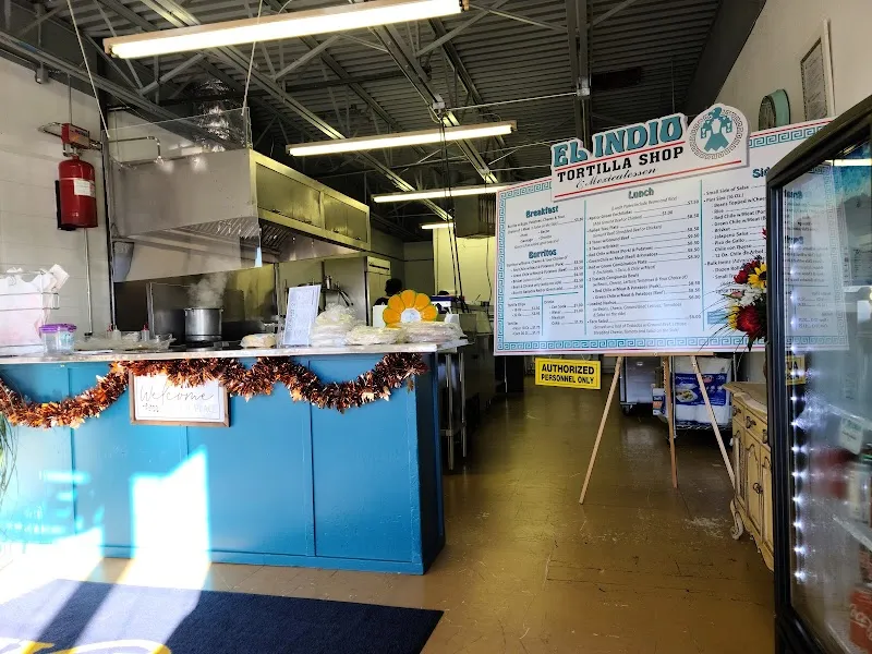 Interior de El Indio Tortilla Shop
