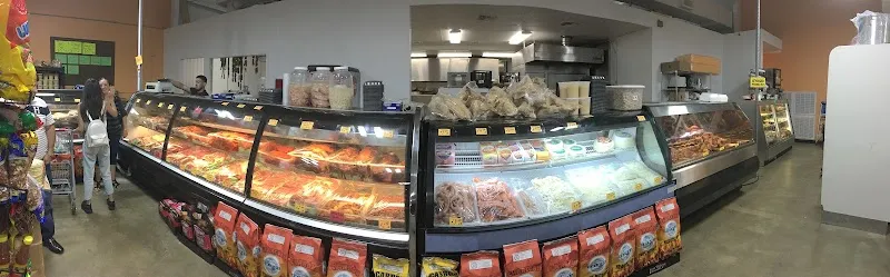 Interior de El Mercado Latino