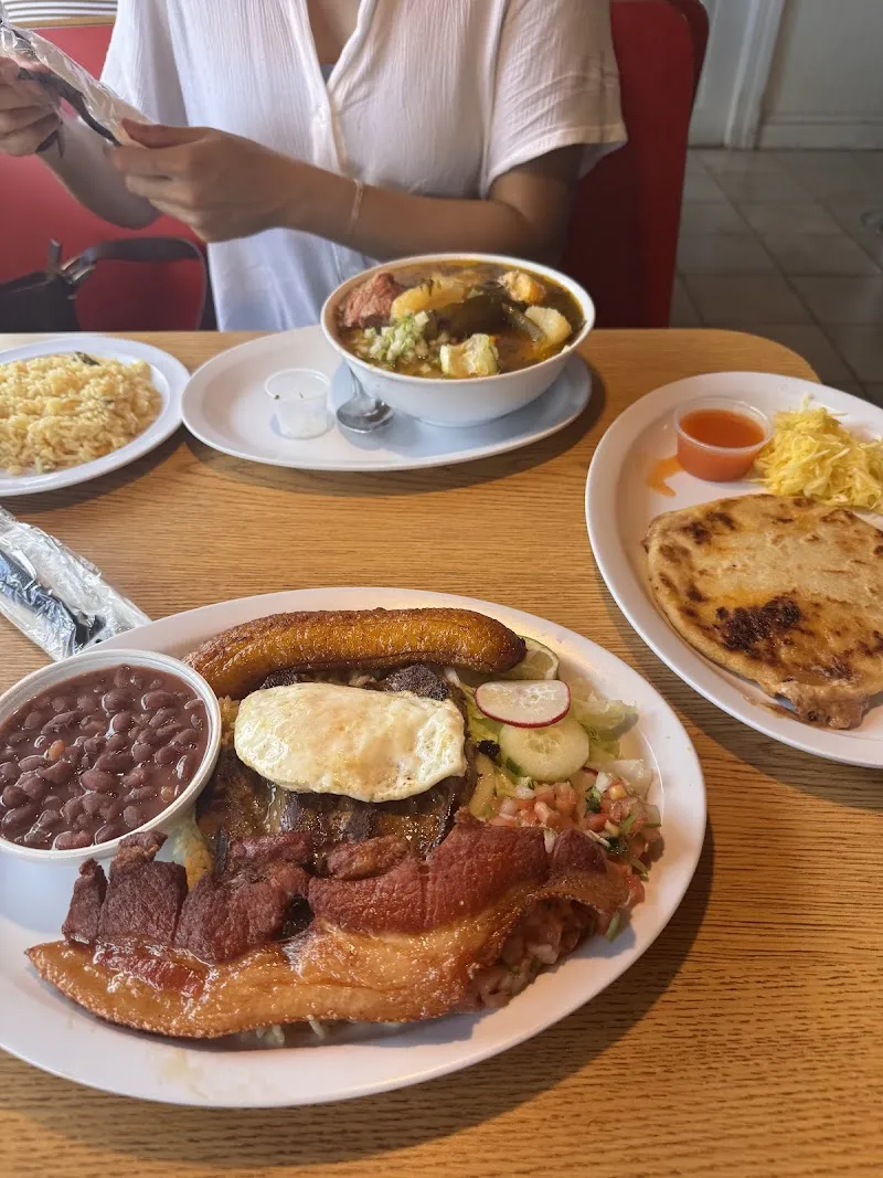 Interior de El paso pupuseria y taqueria