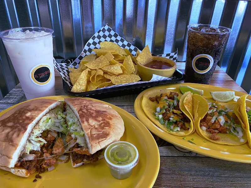 Interior de El Tesoro's Tortas and Tacos