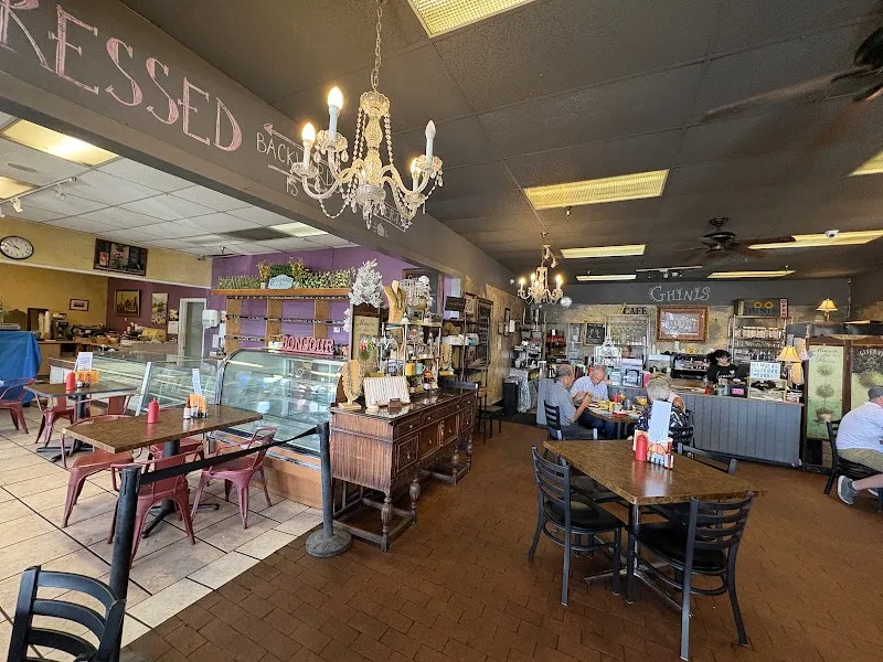 Interior de Ghini's French Caffe