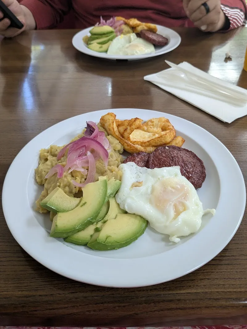 Interior de Hola Restaurant