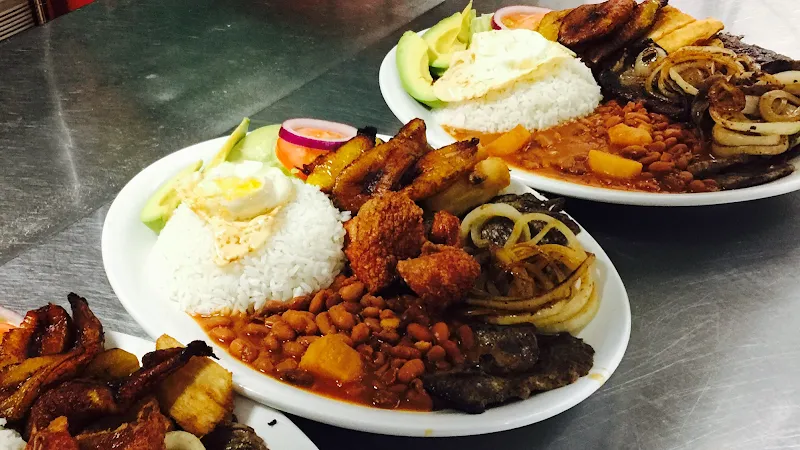 La Caribeña The best Caribbean family restaurant en Milwaukee, Wisconsin
