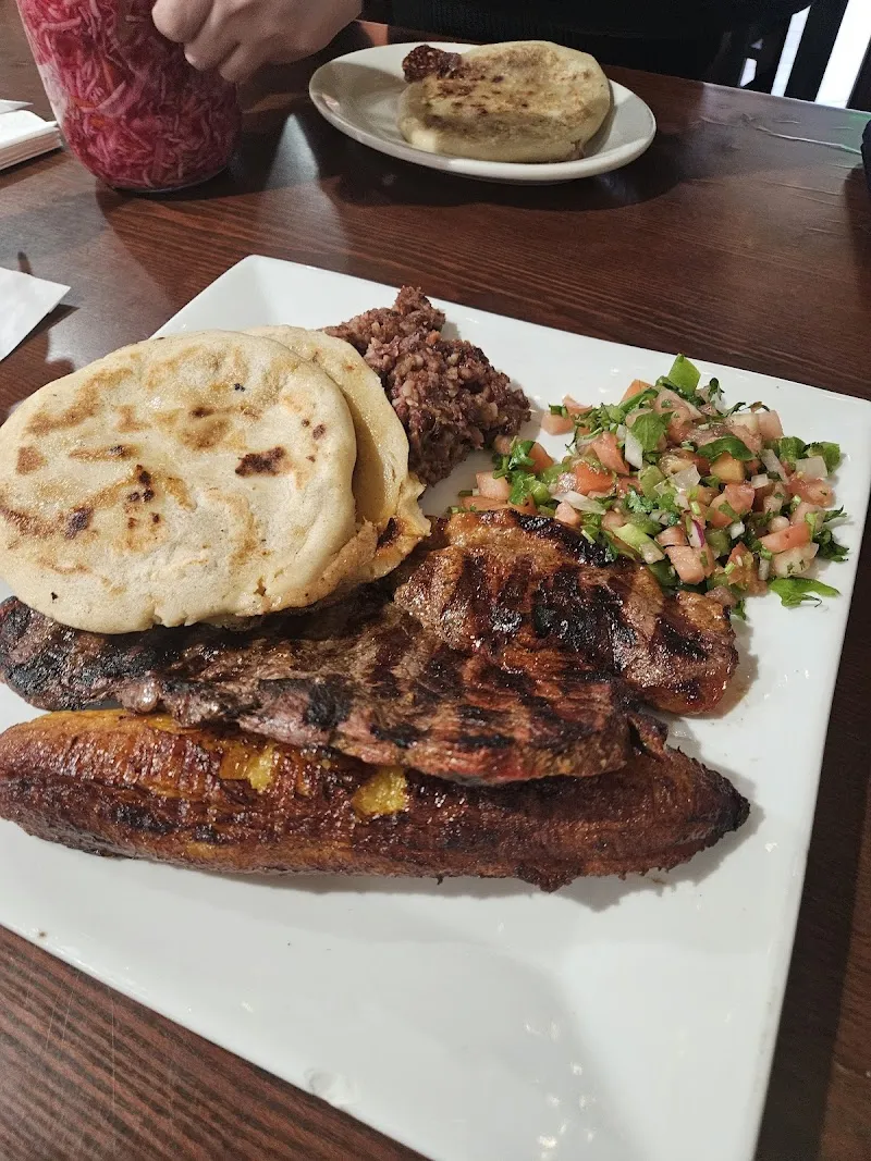 Interior de La Pupusa Loca