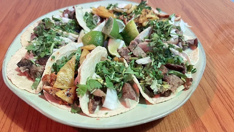 Interior de Los Inmortales Fondita Con Sabor Latino!