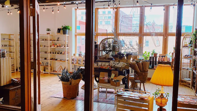 Interior de Naturalight Candles + Coffee