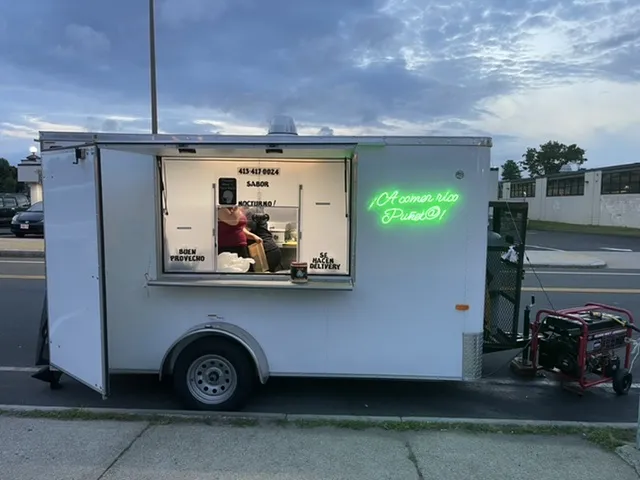 Interior de Sabor Nocturno - Boricua Food Truck
