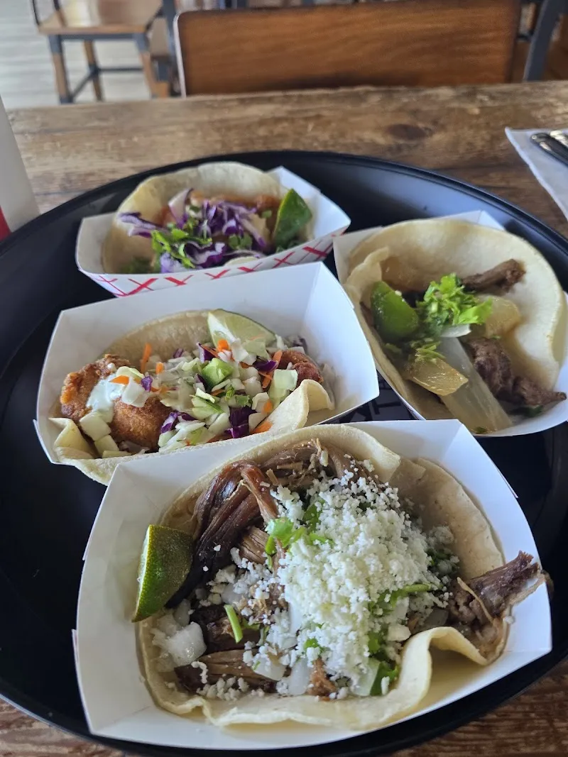 Interior de Tin Roof Tacos